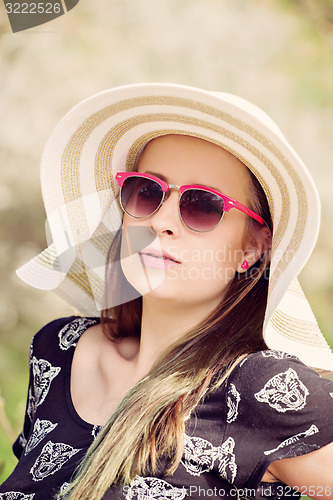Image of Cheerful fashionable woman in stylish hat, frock and sunglasses