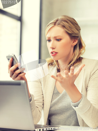 Image of confused woman with cell phone
