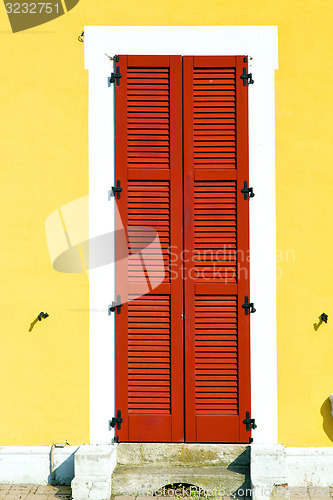 Image of red    varano borghi   abstract  sunny day    wood venetian 