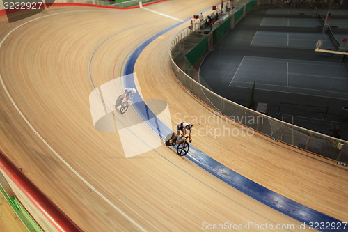 Image of pursuit Cycling tilt  shot
