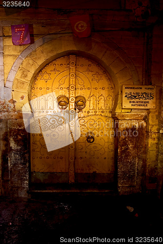 Image of old door in tunisi