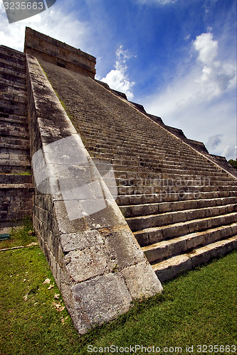 Image of the stairs of   quetzalcoatl