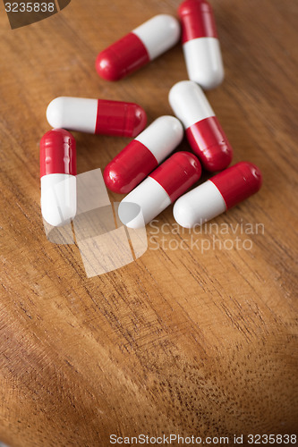 Image of White and red pills 