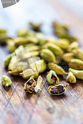 Image of Little green cardamom seeds.