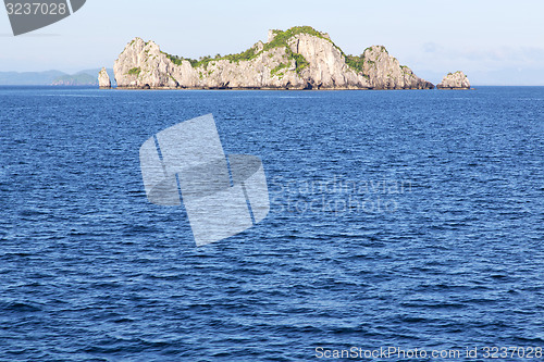 Image of   asia  myanmar  lomprayah  bay isle    sea 