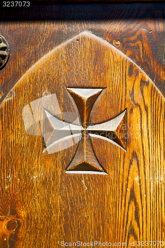 Image of castellanza blur   brown knocker in a  door 