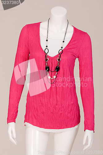 Image of T shirt rose with chain