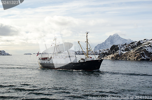 Image of Gamle Helgeland entering the port of Svolvaer