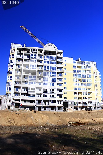 Image of modern skyscraper with hoisting crane