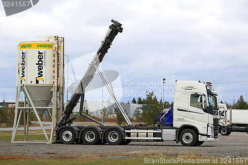 Image of Volvo FH Picks up a Silo 