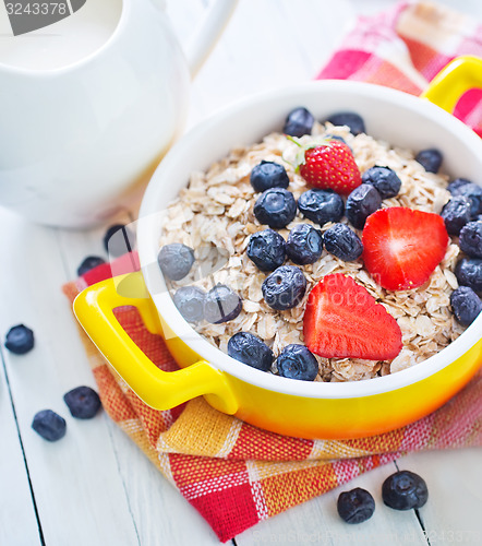 Image of oat flakes with berries