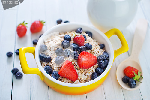 Image of oat flakes with berries