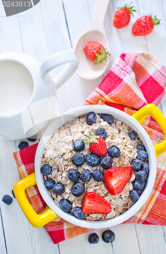 Image of oat flakes with berries