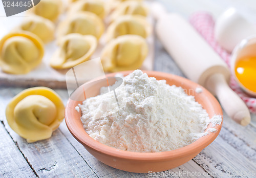 Image of flour and raw pelmeni