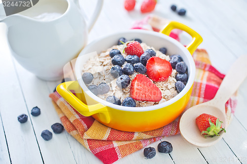 Image of oat flakes with berries