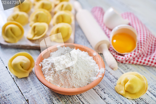 Image of flour and raw pelmeni