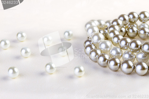 Image of Silver and White pearls necklace on white paper 