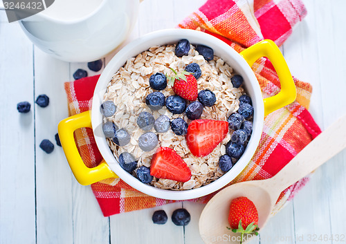 Image of oat flakes with berries