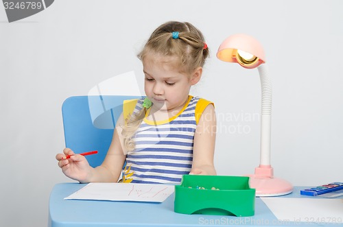 Image of Four-year girl thought drawing pencils