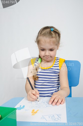Image of Four-year girl draws pencils
