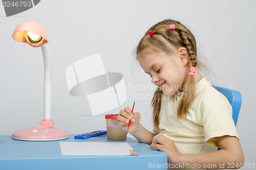 Image of In a six-year girl turns drawing inks