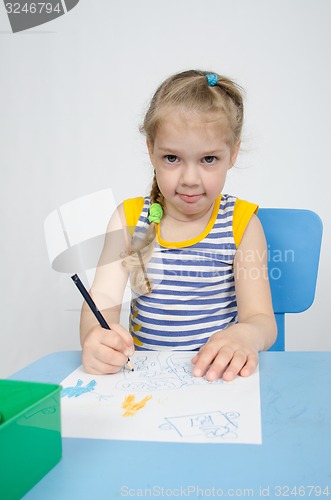 Image of Four-year girl draws pencil drawing