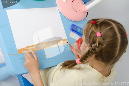 Image of Girl draws on the ground below