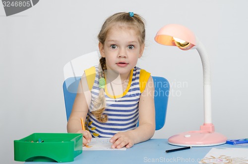 Image of Surprised four-year girl draws pencils