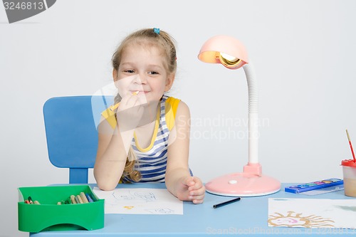 Image of Four-year girl conceived and put pencil to his lips