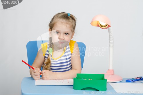 Image of Four-year girl draws pencils and funny looks in picture