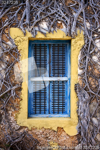 Image of zanzibar prison island and a old window closed