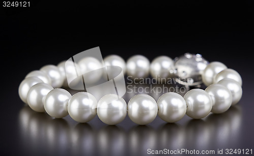 Image of White pearls necklace on black