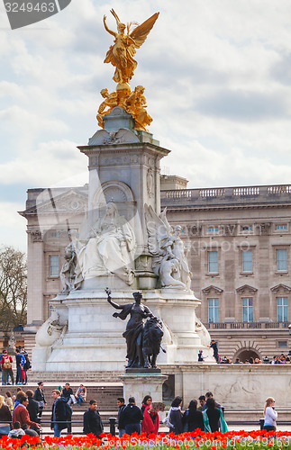 Image of Queen Victoria memorial monument in front of the Buckingham pala