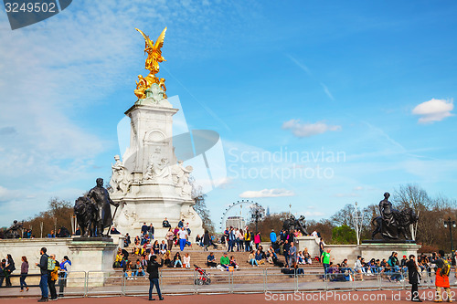 Image of Queen Victoria memorial monument in front of the Buckingham pala