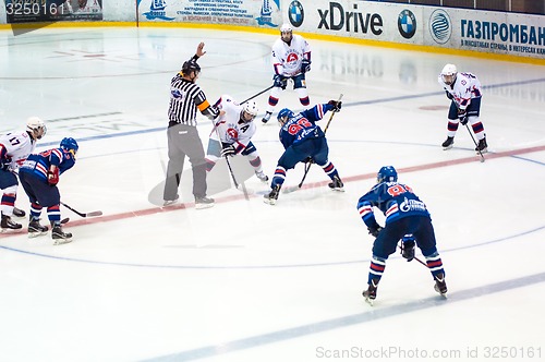 Image of Hockey with the puck. 