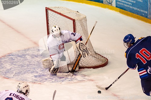 Image of Hockey with the puck. 