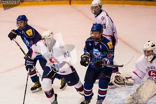 Image of Hockey with the puck. 