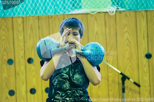 Image of The boy in the kettlebell sport