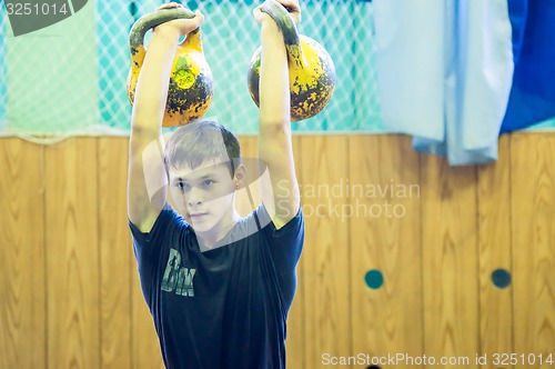 Image of The boy in the kettlebell sport