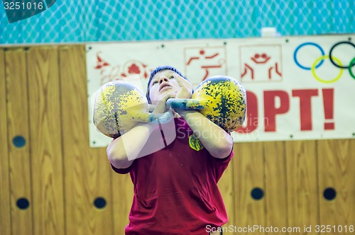 Image of The boy in the kettlebell sport