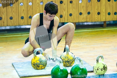 Image of The boy in the kettlebell sport