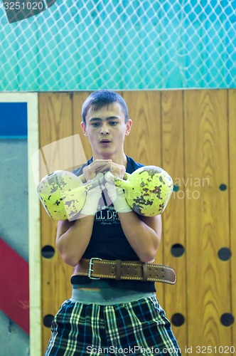 Image of The boy in the kettlebell sport