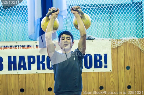 Image of The boy in the kettlebell sport