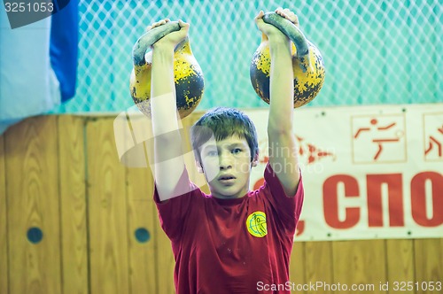 Image of The boy in the kettlebell sport