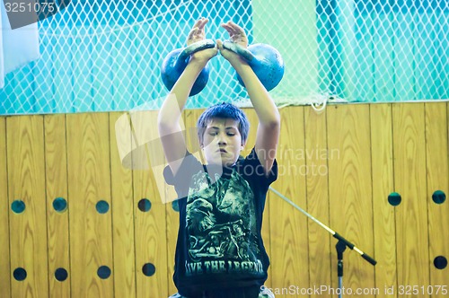 Image of The boy in the kettlebell sport