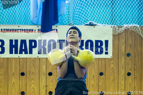 Image of The boy in the kettlebell sport