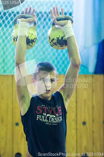 Image of The boy in the kettlebell sport