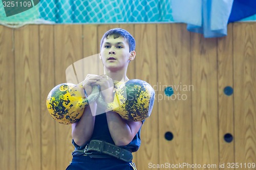 Image of The boy in the kettlebell sport