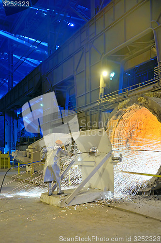 Image of clean ladle of molten steel