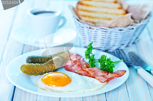 Image of fried egg with bacon 